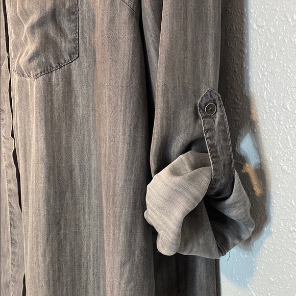 Beachlunchlounge Gray Button Down Shirt with Relaxed Fit Frayed Hem - Picture 4 of 8